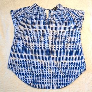 DKNY Blue White Print Short Sleeve V- Neck Keyhole Top Size Medium
